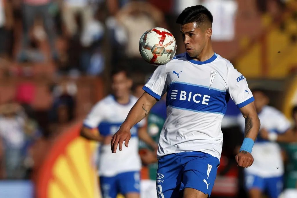 En la UC tienen dudas sobre si Alexander Aravena puede jugar el clásico ante Colo Colo. (Foto: Photosport)