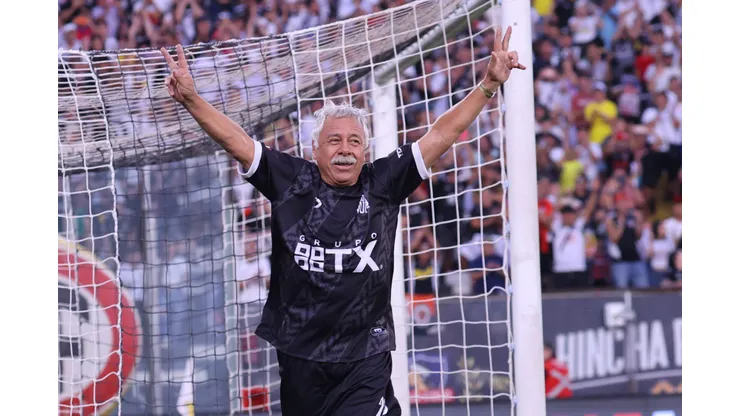 Carlos Caszely no se muestra muy convencido del anuncio de remodelación del estadio. (Foto: Photosport)