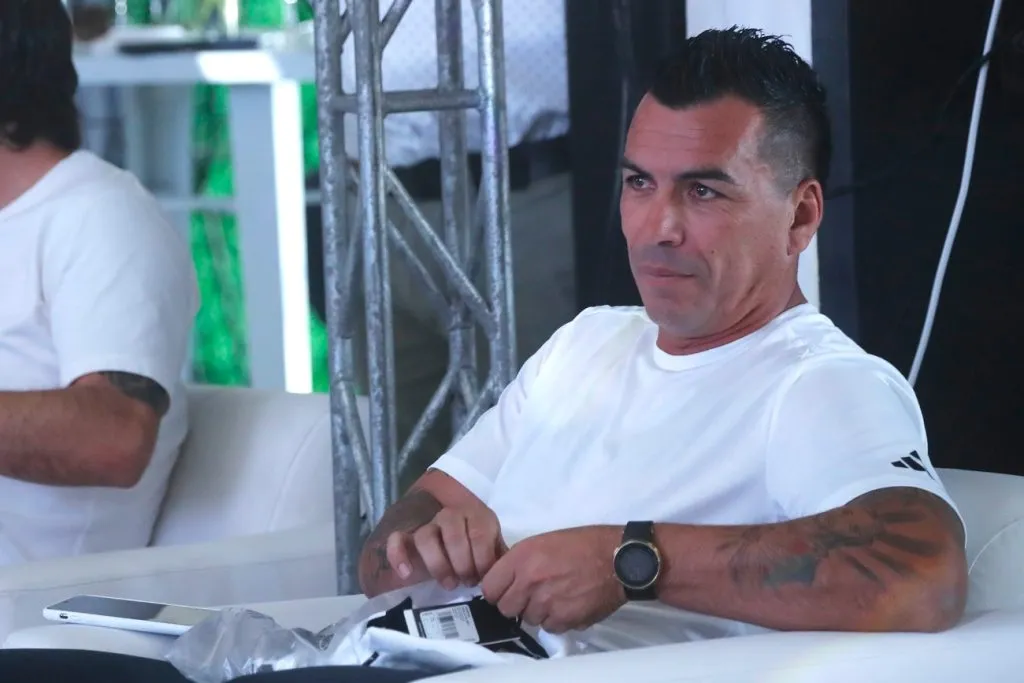 Esteban Paredes es considerado el ídolo más reciente en la historia de Colo Colo. (Foto: Photosport)