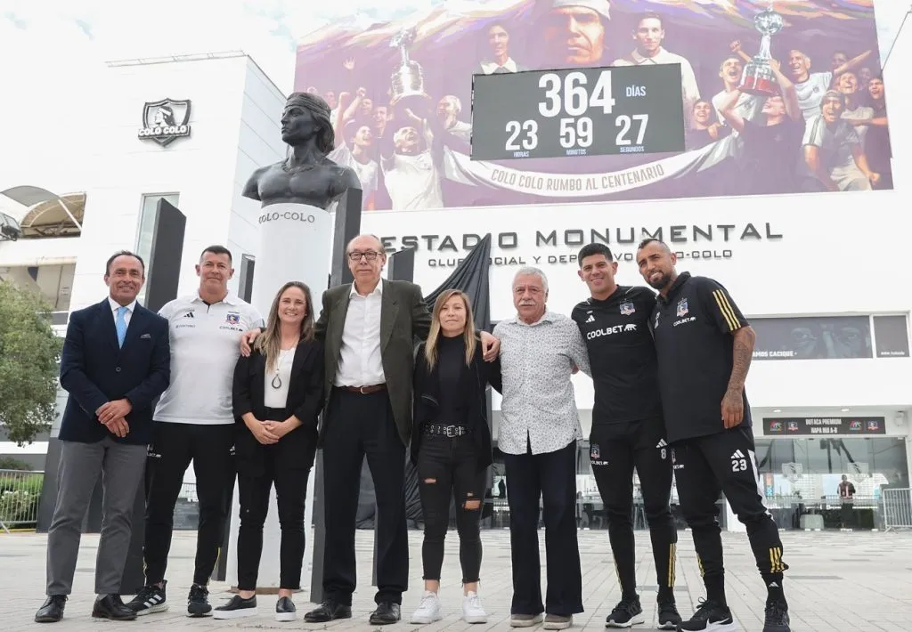 Alfredo Stohwing inauguró el reloj con la cuenta regresiva para el centenario en el Estadio Monumental. (Foto: @ColoColo)