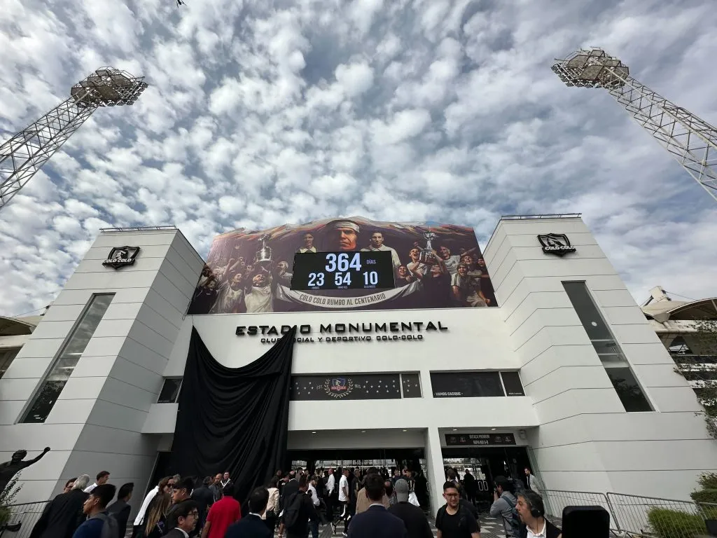 Reloj mostrando la cuenta regresiva del centenario de Colo Colo en el frontis del Estadio Monumental. (Foto: Guillermo Salazar)