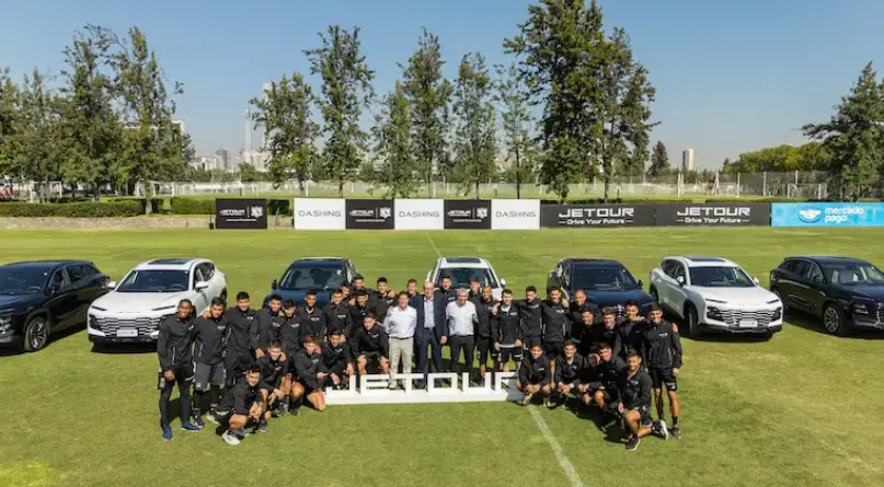Los jugadores de Colo Colo junto al polémico auto de regalo | FOTO: Colo Colo