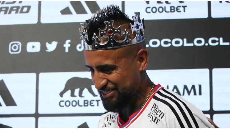 Vidal fue presentado con bombos y platillos en Colo Colo.