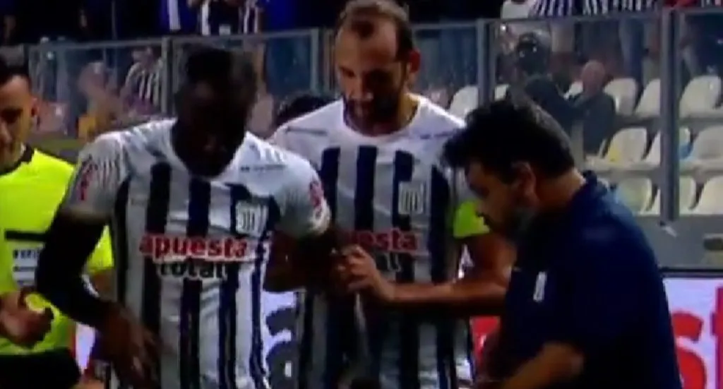 Waterman siendo ayudado por sus propios compañeros y el cuerpo médico | FOTO: Captura L1 Max