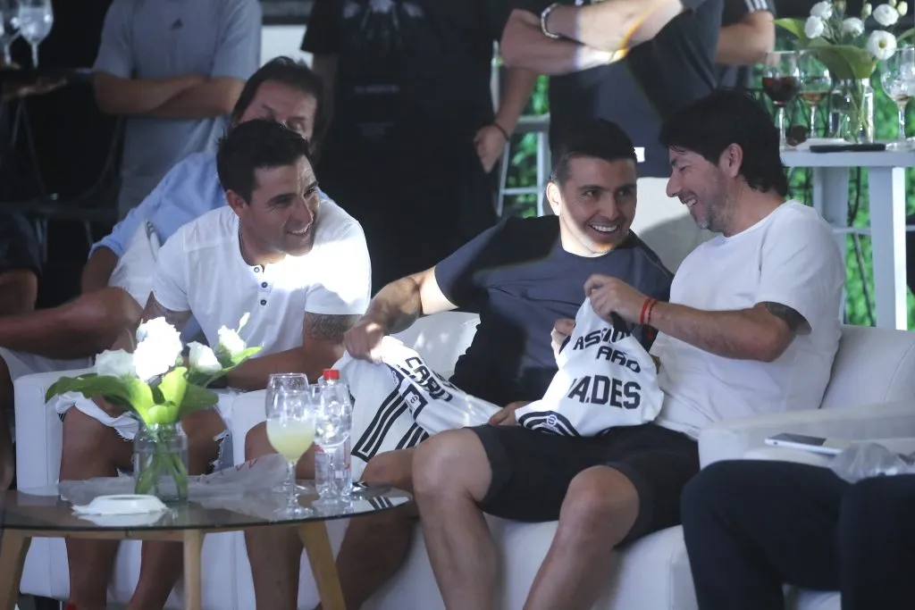 Gonzalo Fierro junto a Álvaro Ormeño y Jaime Valdés en la presentación de la camiseta de Colo Colo. (Foto: Jonnathan Oyarzún/Photosport)