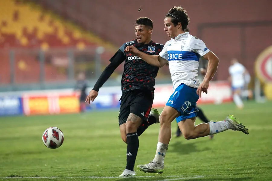 Albos y cruzados se verán las caras en Santa Laura. | Foto: Photosport