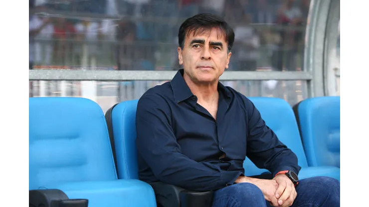 Yeyo Inostroza apunta a Gustavo Quinteros.