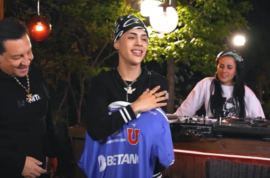 Cris MJ es reconocido hincha de Universidad de Chile.