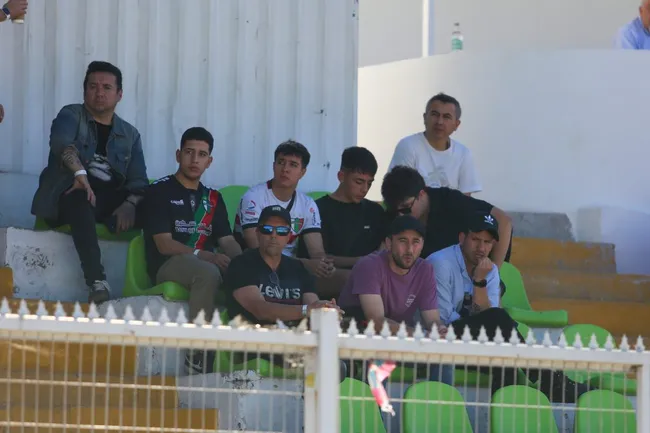 El DT de Universidad de Chile (con lentes) junto a su ayudante técnico y al gerente deportivo del club.