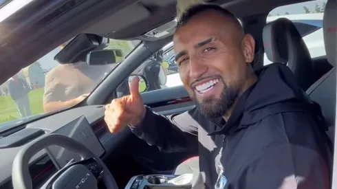 Arturo Vidal celebró la entrega de automóviles al plantel de Colo Colo.