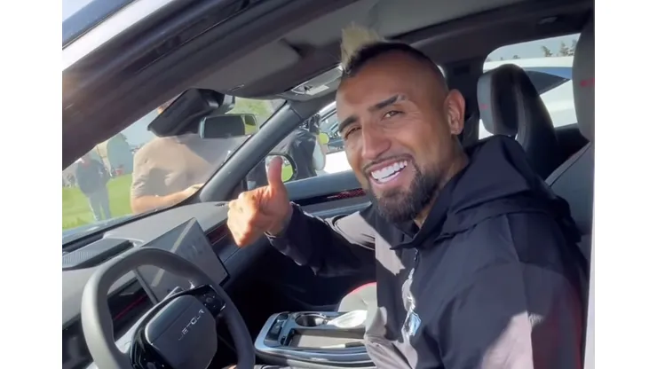 Arturo Vidal celebró la entrega de automóviles al plantel de Colo Colo.