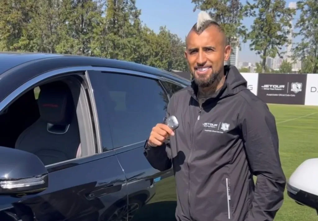 Arturo Vidal en la entrega de los automóviles al plantel de Colo Colo.