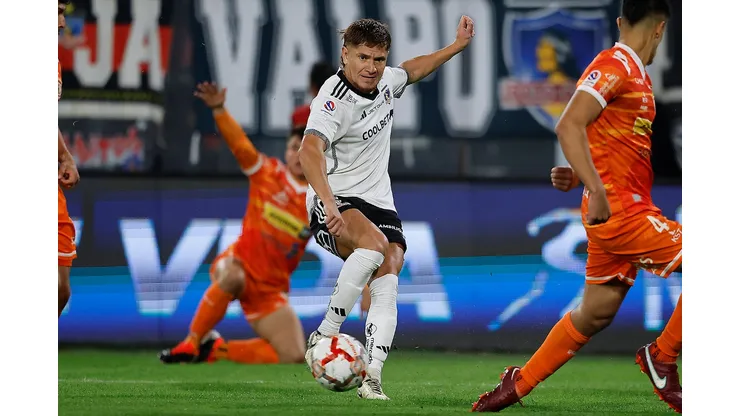 Salen en defensa de Leonardo Gil ante las intensas críticas de los hinchas de Colo Colo. (Foto: Photosport)