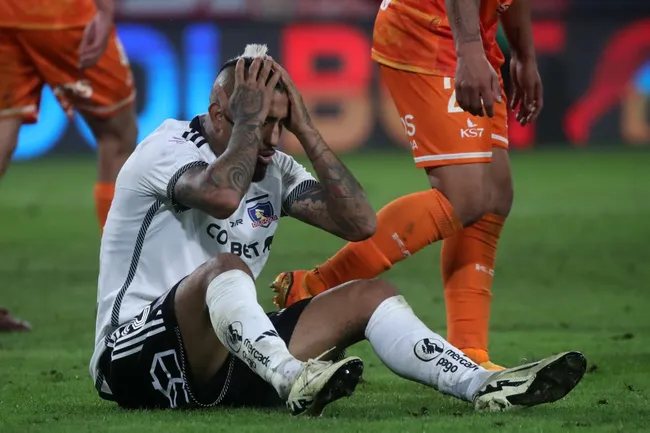 Cristián Caamaño apunta contra Arturo Vidal en Colo Colo. (Foto: Jonnathan Oyarzún/Photosport)