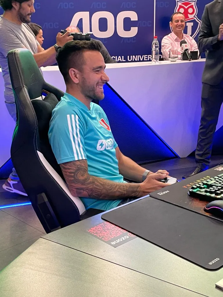 Zaldivia, durante la actividad del nuevo auspiciador de la U, AOC (Bolavip)