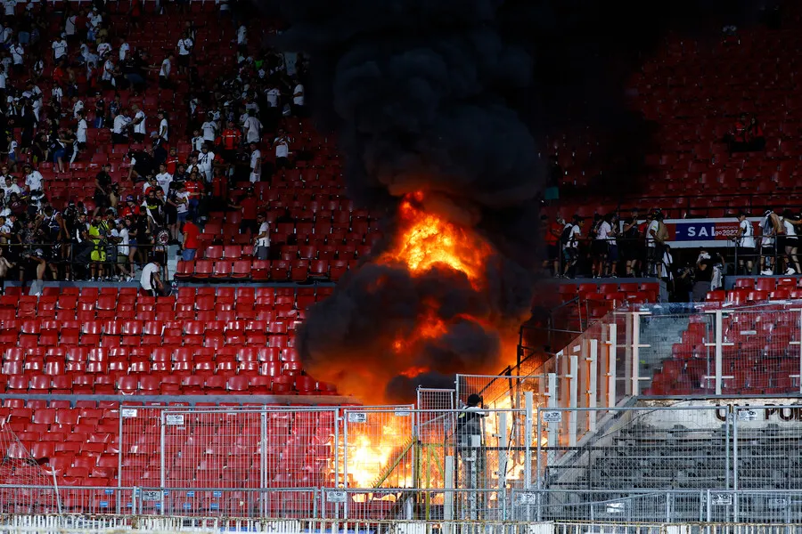 Graves desmanes obligaron la suspensión de la Supercopa. | Foto: Photosport