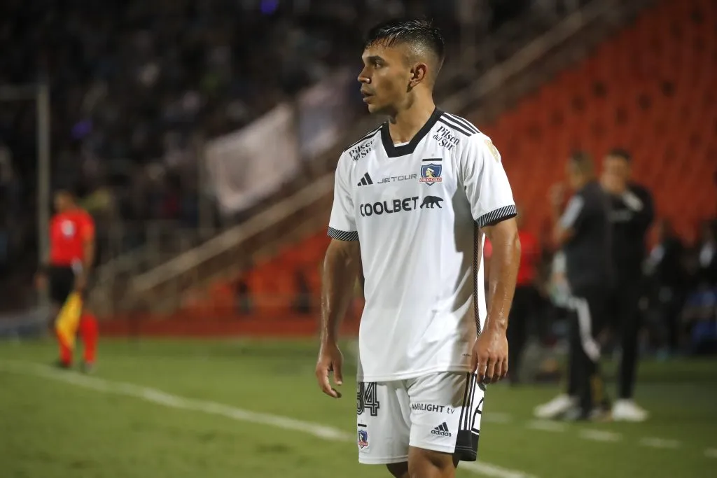 Claudio Borghi piensa que Vicente Pizarro puede aportar a que Colo Colo mejore en falencia. (Foto: Photosport)