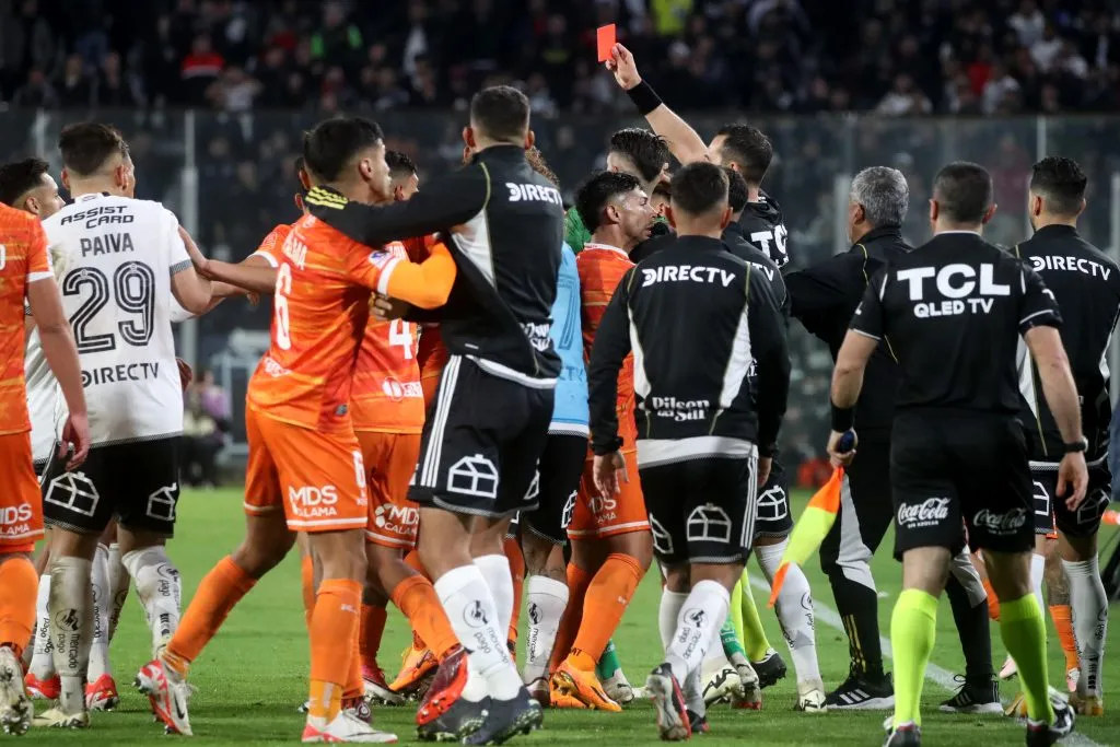 Brayan Cortés fue expulsado en el partido de Cobreloa ante Colo Colo. (Foto: Photosport)