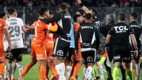 Brayan Cortés fue expulsado en el partido de Cobreloa ante Colo Colo. (Foto: Photosport)
