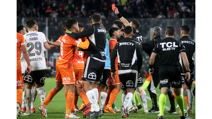Brayan Cortés fue expulsado en el partido de Cobreloa ante Colo Colo. (Foto: Photosport)