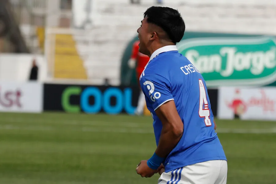 Castro celebrando con todo el primer gol de la U aquella tarde (Photosport)