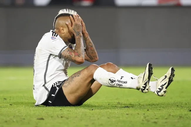 El Colo Colo de Arturo Vidal se aleja de la cima del torneo chileno.