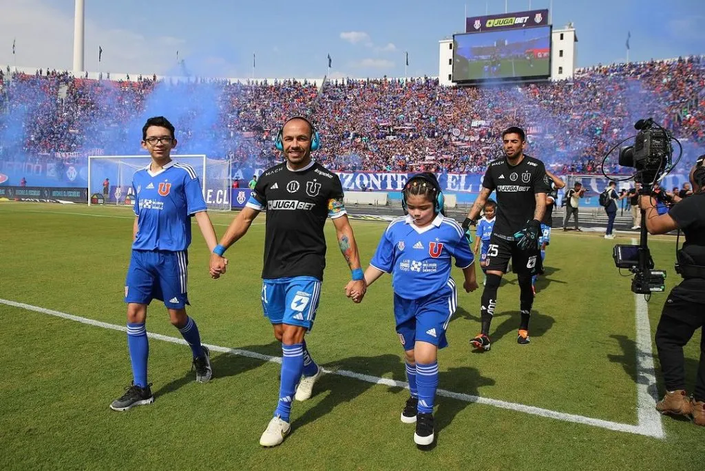 Los jugadores de la U ingresaron con niñas y niños a la cancha del Estadio Nacional en el mes de la concientización del autismo. (Foto: Club Universidad de Chile)