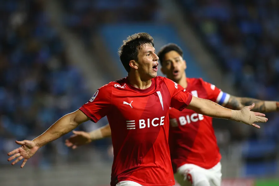 Gonzalo Tapia fue la gran figura de la UC ante Deportes Iquique para Aravena. | Foto: Photosport