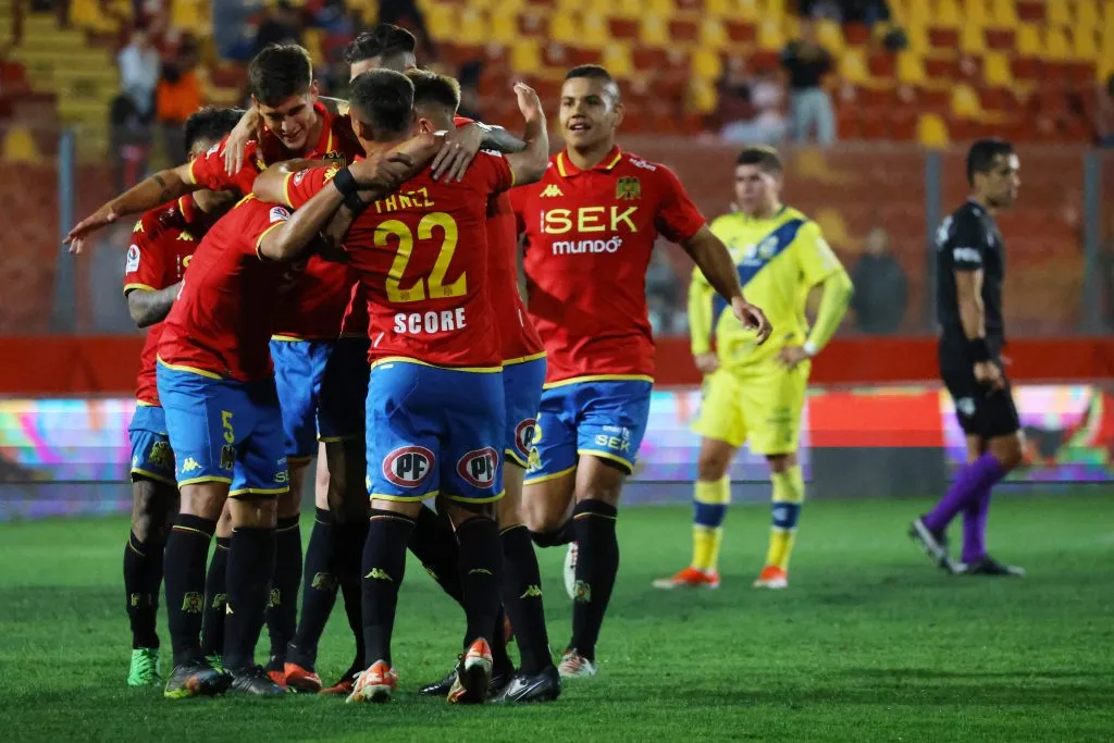 Los Hispanos también se abrazaron en la octava fecha del Campeonato Nacional. (Foto: Marcelo Hernández/Photosport)