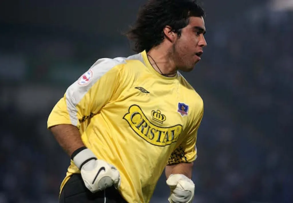 Claudio Bravo en su último año en Colo Colo. (Claudio Díaz/Photosport)