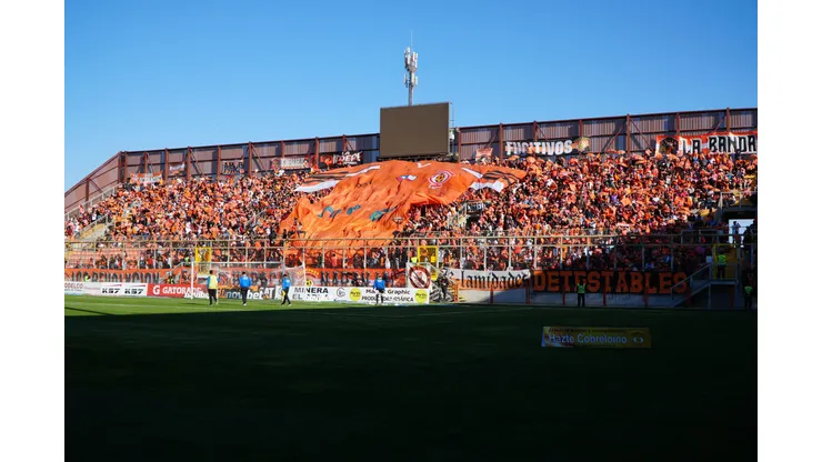 En Calama calientan la previa del clásico entre Cobreloa y Colo Colo. (Foto: Pedro Tapia/Photosport)