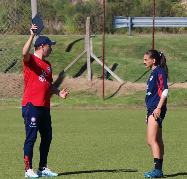 Luis Mena dando indicaciones a Tali Rovner (FFCH)