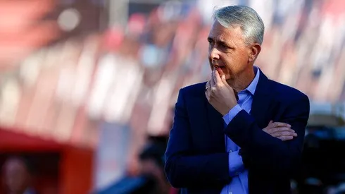 El entrenador de la Universidad Católica y sus dos grandes quejas sobre el fútbol chileno