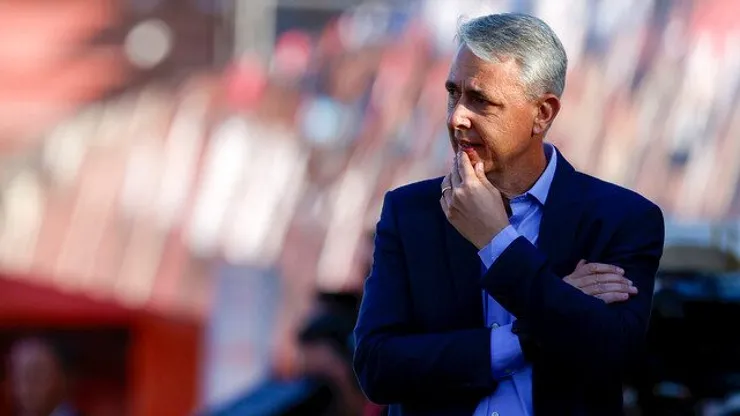 El entrenador de la Universidad Católica y sus dos grandes quejas sobre el fútbol chileno