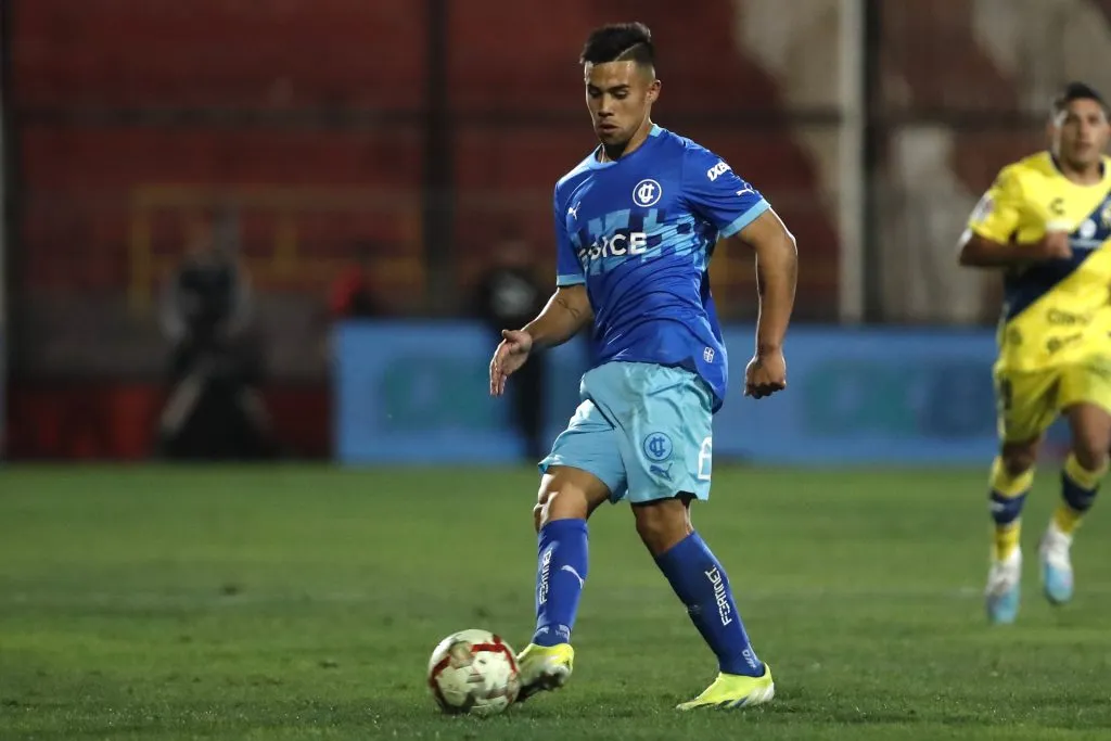 Alexander Aravena tendría chance de partir al fútbol europeo en el mercado que se avecina. (Foto: Photosport)