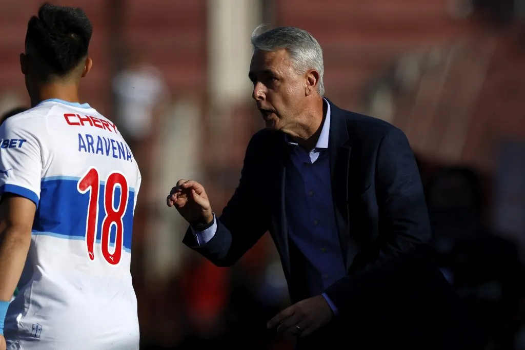 Tiago Nunes se refiere a una posible salida de Alexander Aravena de la Universidad Católica.  (Foto: Photosport)