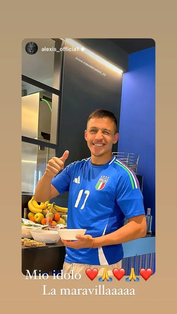 Davide Frattesi le regala la camiseta de la Selección Italiana a Alexis Sánchez y lo elogia a través de redes sociales. (Foto: Historia de davidefrattesi_22)