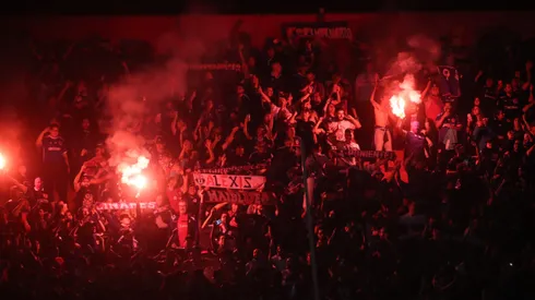 El juez Diego Flores consignó el lanzamiento de monedas y el encendido de bengalas en la barra de la U.