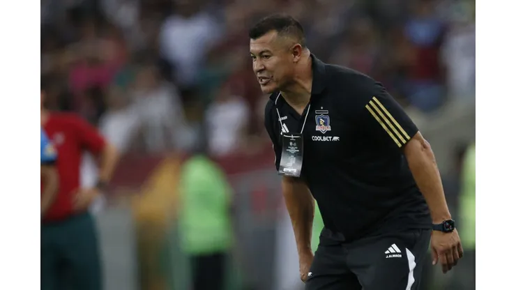 Jorge Almirón no coincidió con el VAR en el gol anulado a Colo Colo. (Foto: Pier Giorgio/Photosport)