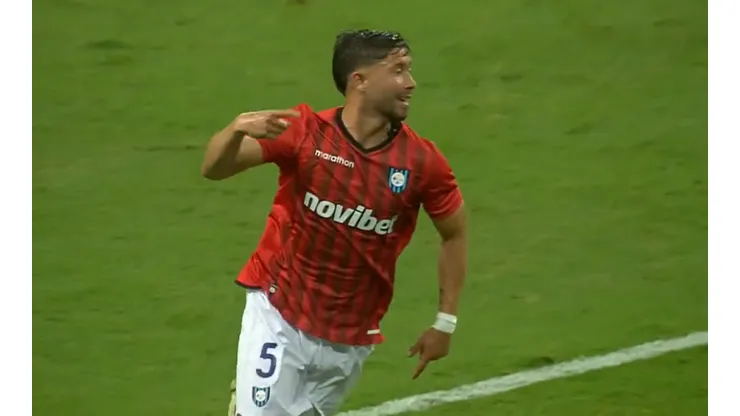 Felipe Loyola marca el 1-0 parcial para Huachipato ante Gremio en la Copa Libertadores.