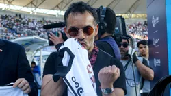 Álvaro López le demuestra su fanatismo a Colo Colo.