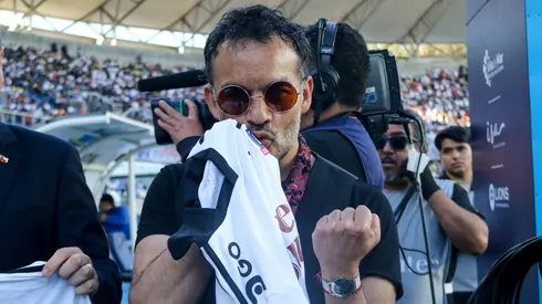 Álvaro López le demuestra su fanatismo a Colo Colo.