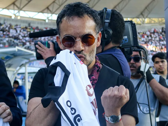 Vocalista de Los Bunkers da el resultado exacto del partido entre Colo Colo y el "Flu"