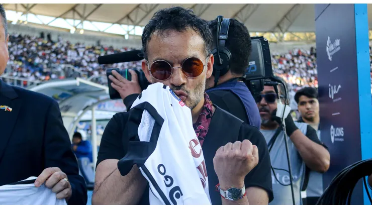 Álvaro López le demuestra su fanatismo a Colo Colo.