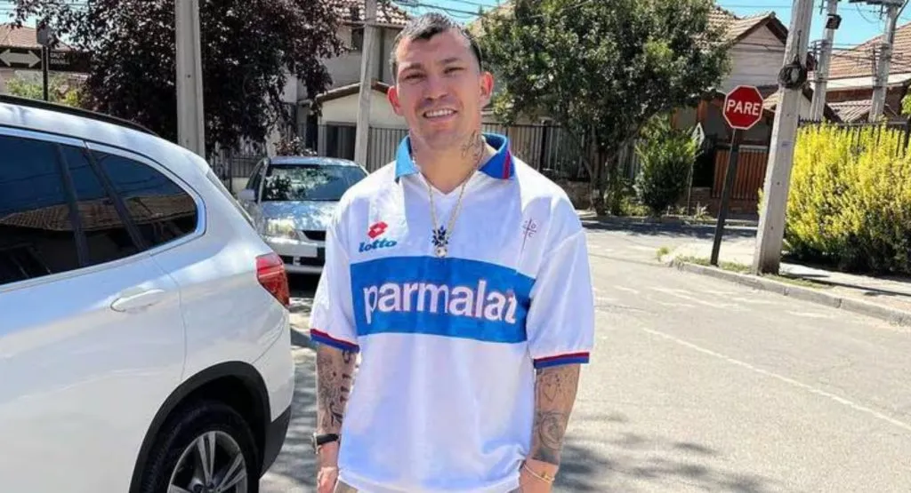 Gary Medel posando con la camiseta de Universidad Católica | FOTO: Instagram