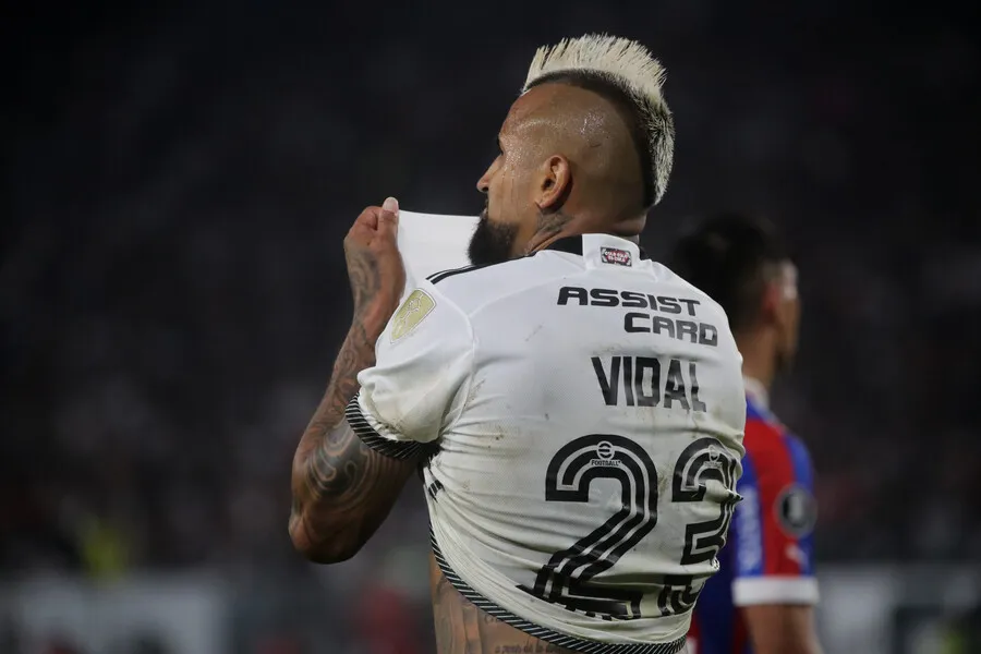 Para Pollo Véliz, Vidal no ha sido aporte en Colo Colo. | Foto: Photosport