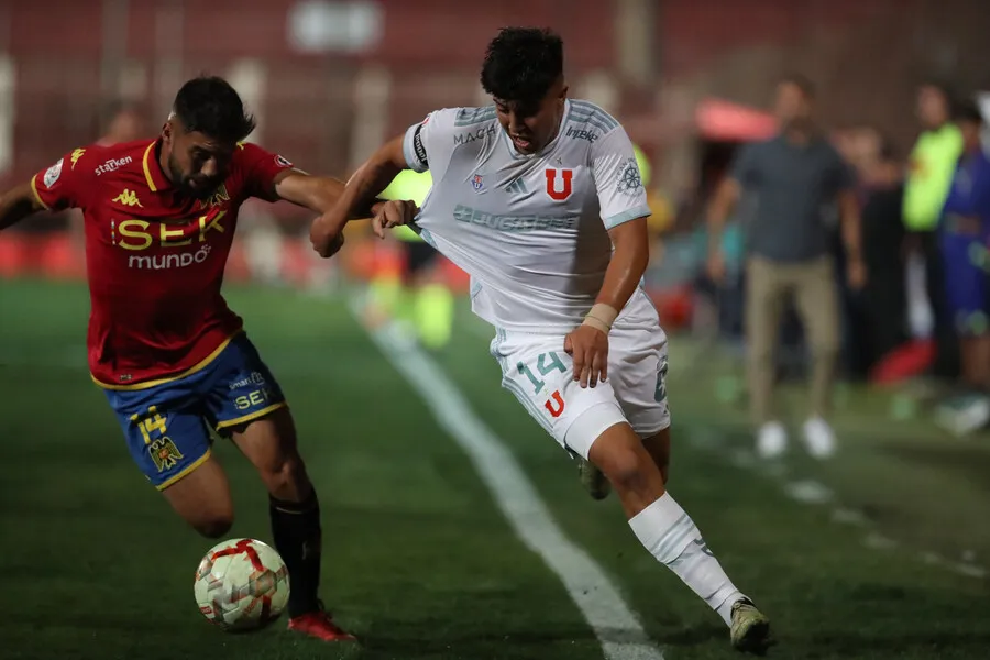 Johnny le tira las orejas a Marcelo Morales en la U. | Foto: Photosport