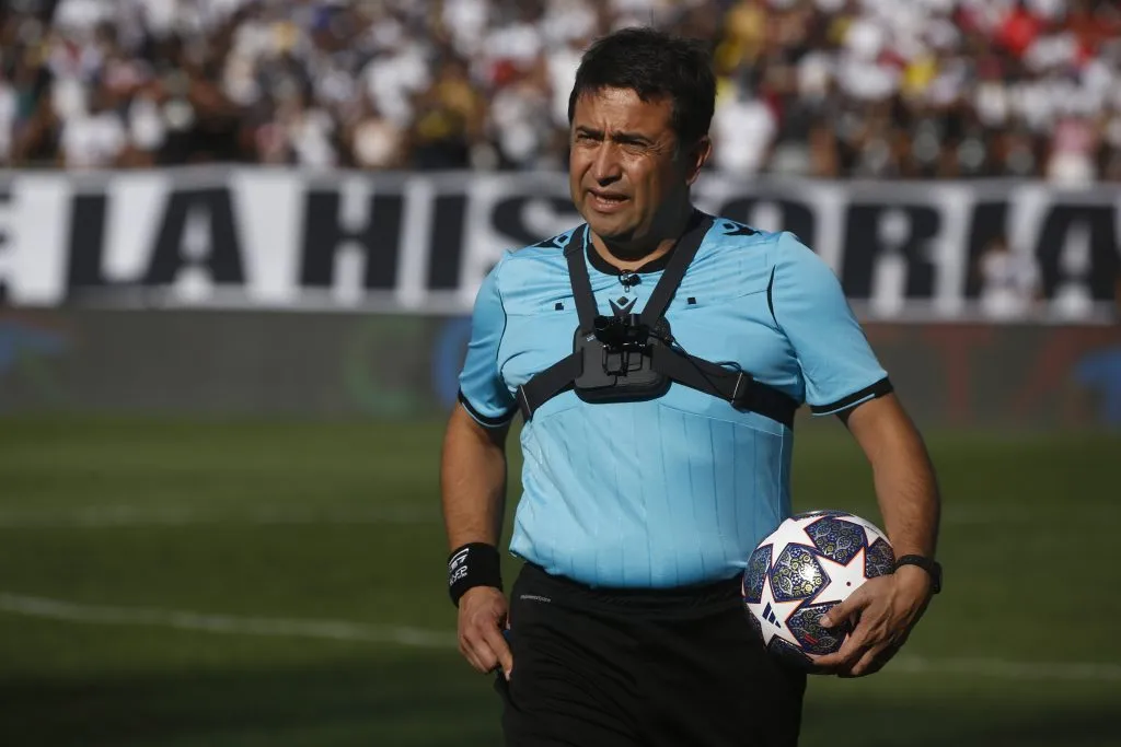 Pablo Pozo descartó posibles penales en el partido entre Universidad de Chile y Unión Española.
