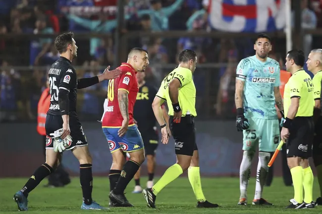 Emiliano Vecchio reclamó penal contra él en el partido ante Universidad de Chile.