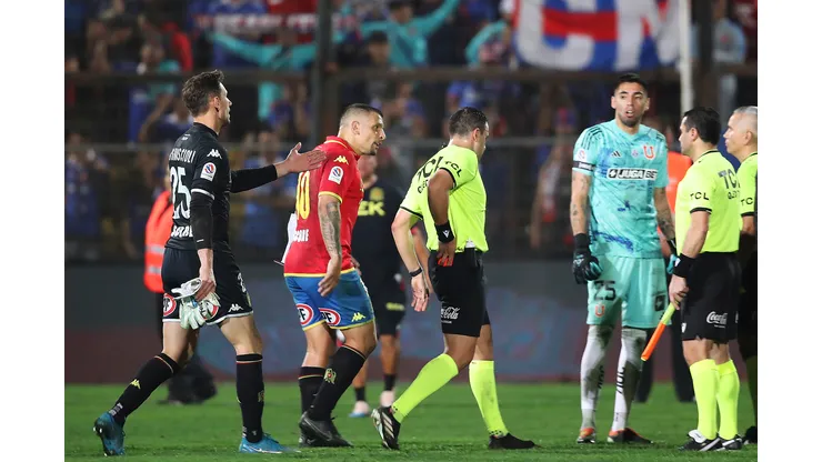 EMILIANO VECCHIO acusa al árbitro de haber reconocido un penal en su contra.